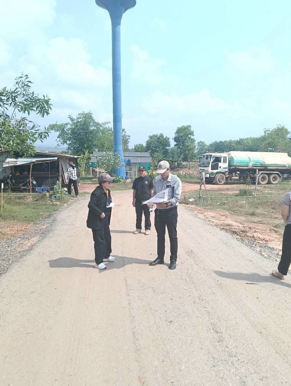 title - วันที่ 17 มีนาคม 2569 นายวิทูล ประดิษฐบุญ ปฏิรูปที่ดินจังหวัดปราจีนบุรี  มอบหมายให้ นายเชวงศักดิ์ อะปะมาตร ผู้อำนวยการกลุ่มงานช่างและแผนที่  นางรักษ์หทัยรัตน์ เมทนีกรชัย หัวหน้าฝ่ายบริหาร และเจ้าหน้าที่ ส.ป.ก.ปราจีนบุรี ลงพื้นที่ตรวจรับงานก่อสร้างถนนสายซอยในแปลงเกษตรกรรม ในเขตปฏิรูปที่ดิน ให้แก่เกษตรกรผู้ไร้ที่ดินทำกิน